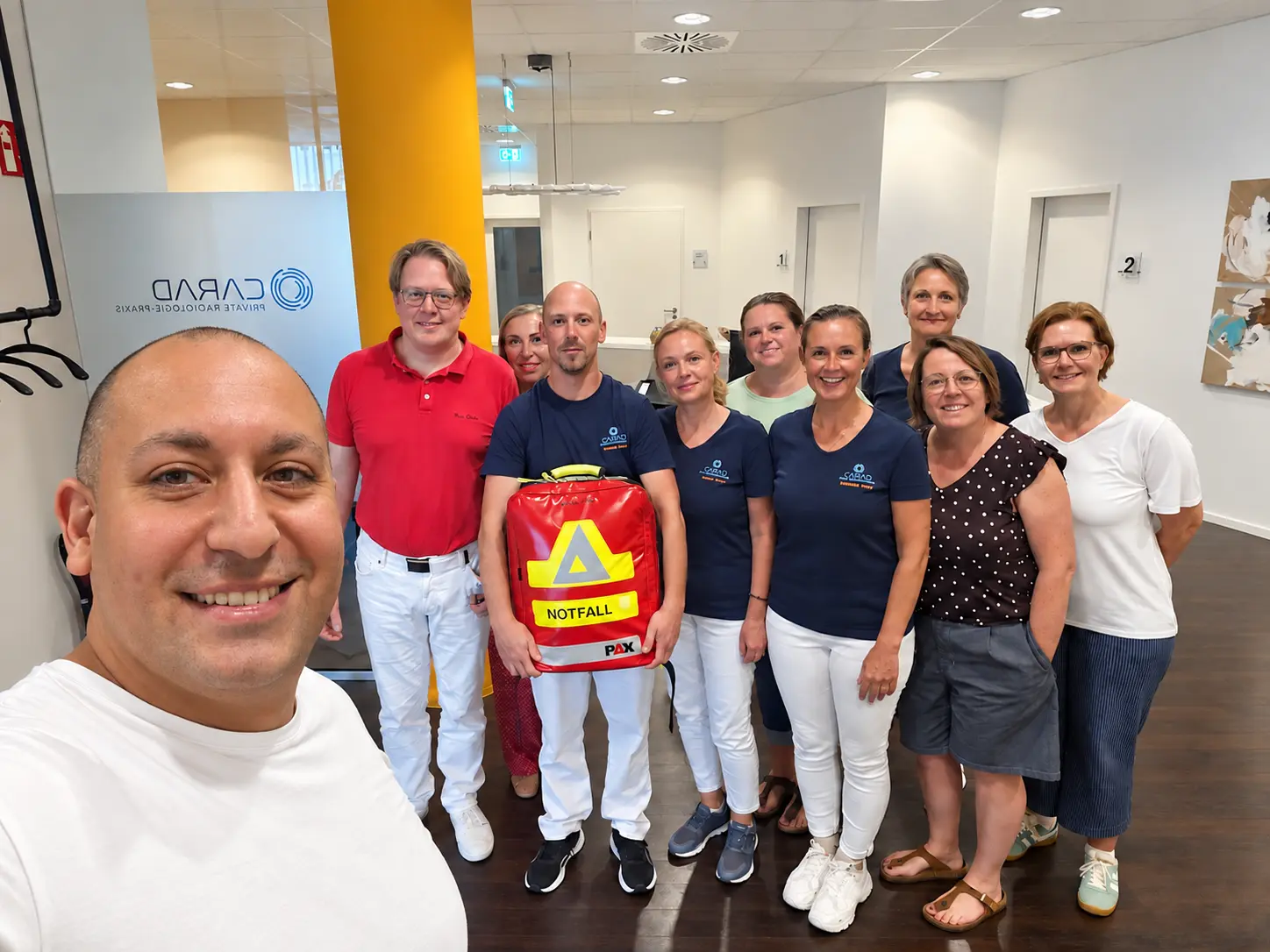 Team einer radiologischen Praxis mit Notfallrucksack nach dem Notfalltraining