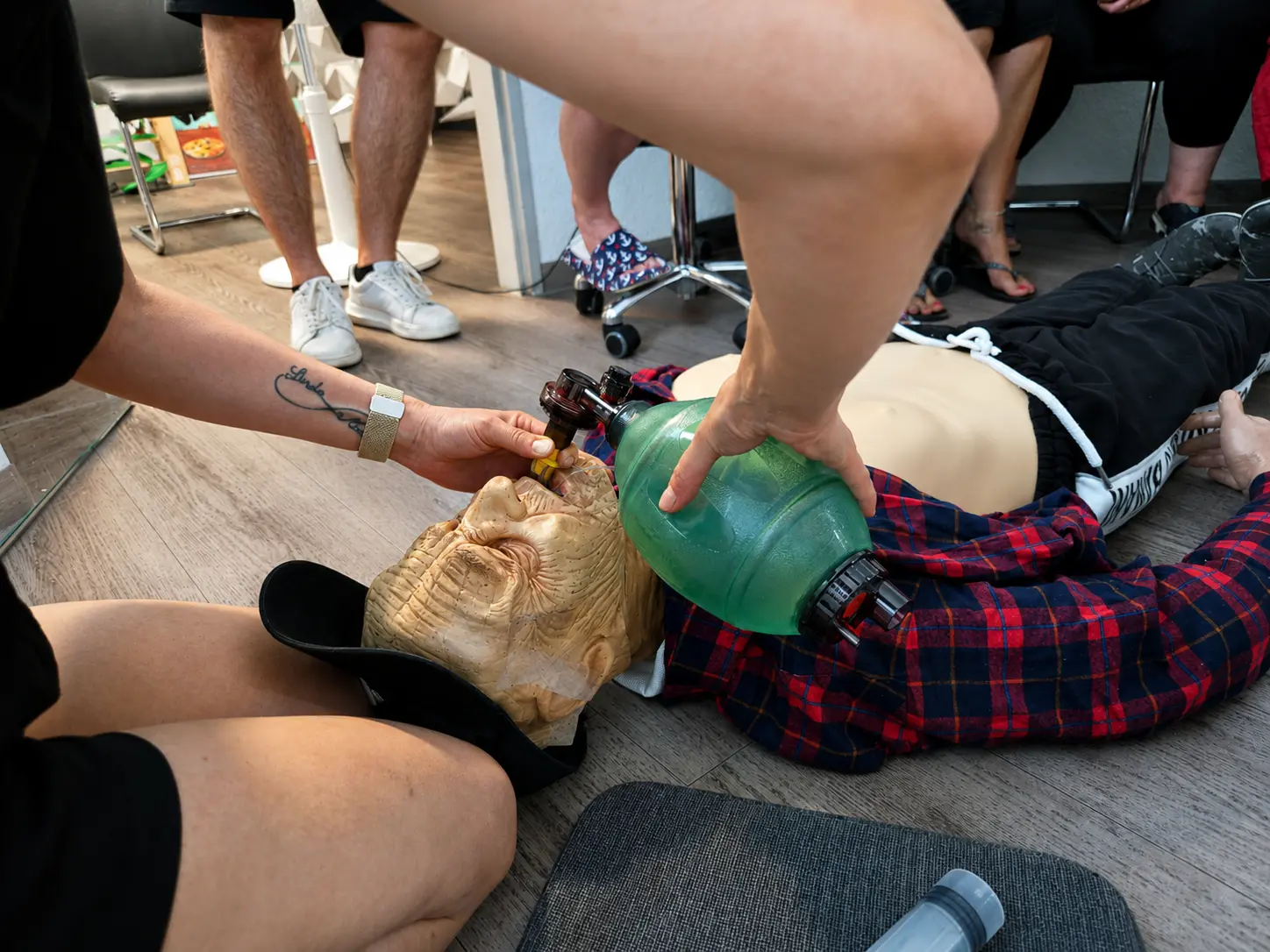 Beutel-Masken-Beatmung mit Guedeltubus am Trainingsphantom