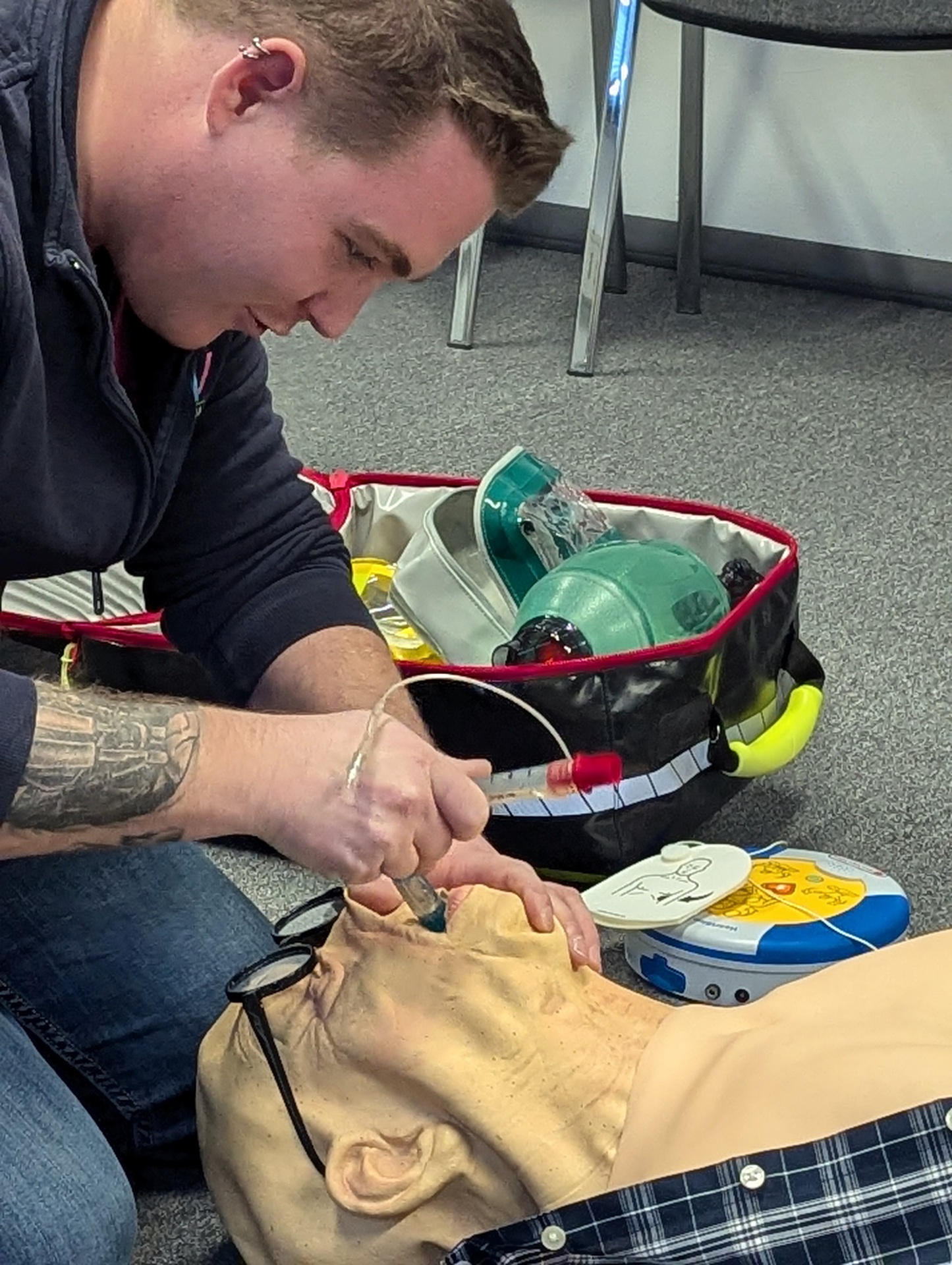 Atemwegsmanagement am Trainingsphantom mit Intubationsequipment und AED in Griffweite