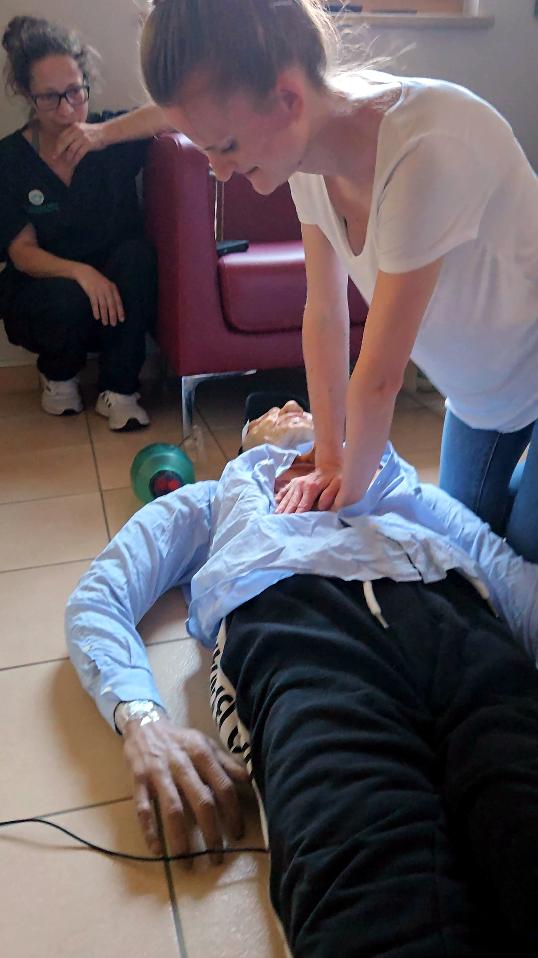 Teilnehmerin übt Herzdruckmassage am Seniorenphantom