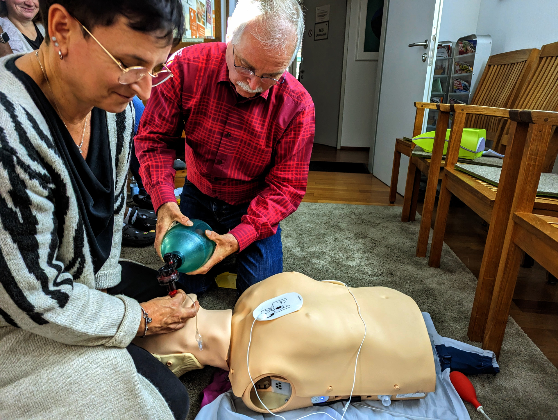 Maskenbeatmung am Reanimationsphantom mit AED