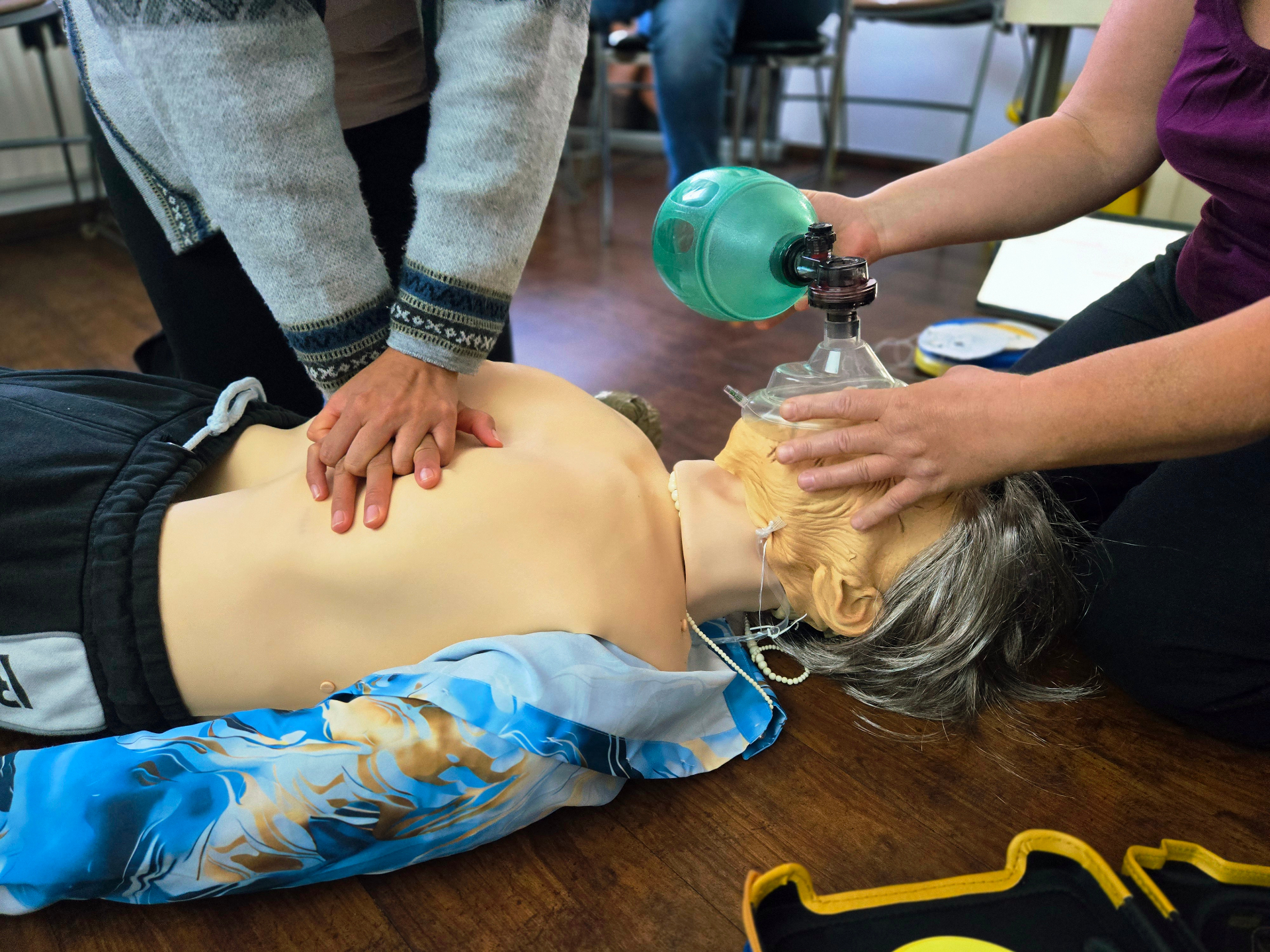 Zwei-Helfer-Reanimation am Senioren-Phantom: Herzdruckmassage und Maskenbeatmung