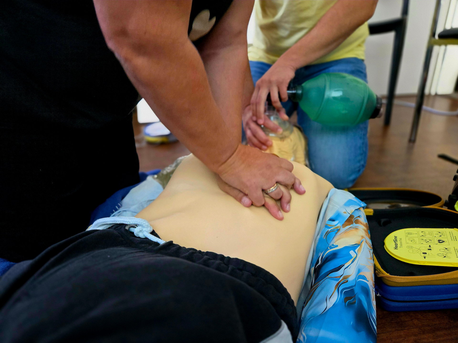 Zwei-Helfer-Reanimation mit HeartSine AED und Beutel-Masken-Beatmung – Detailaufnahme