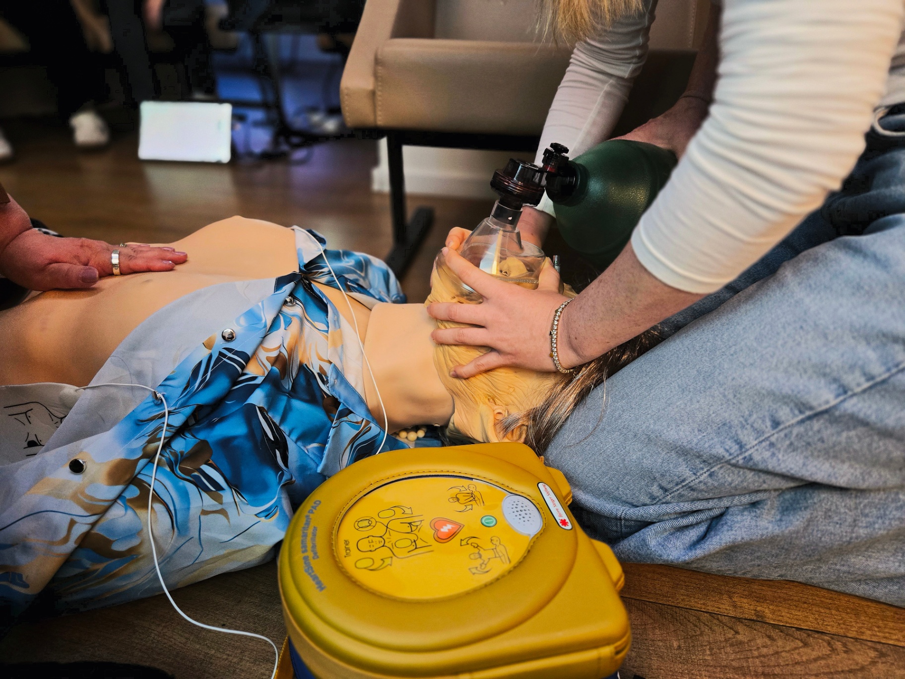 Zwei-Helfer-Methode: Herzdruckmassage und Beatmung mit angeschlossenem AED