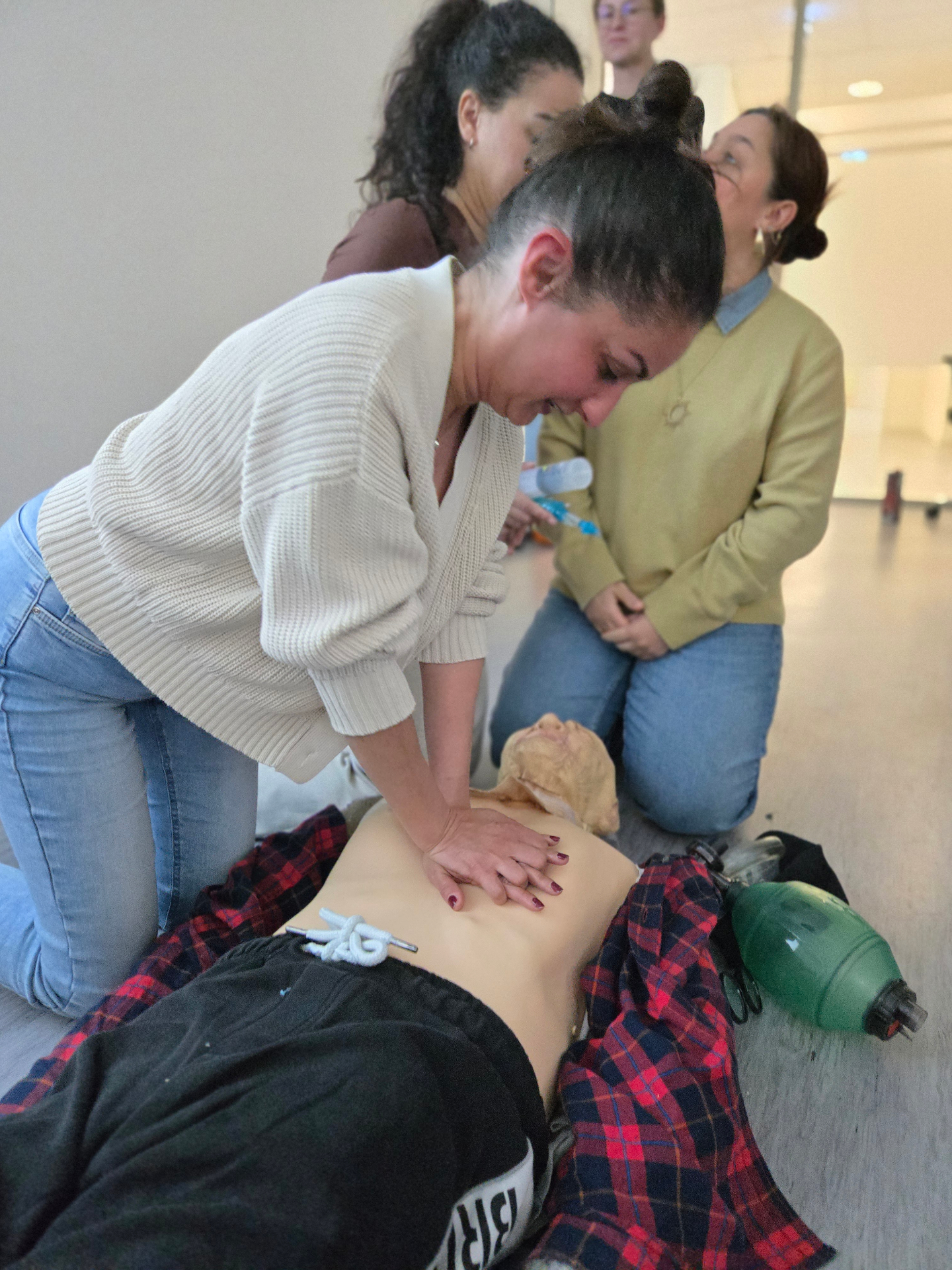 Herzdruckmassage am Phantom mit Beatmungsbeutel – praktische Übung im Team