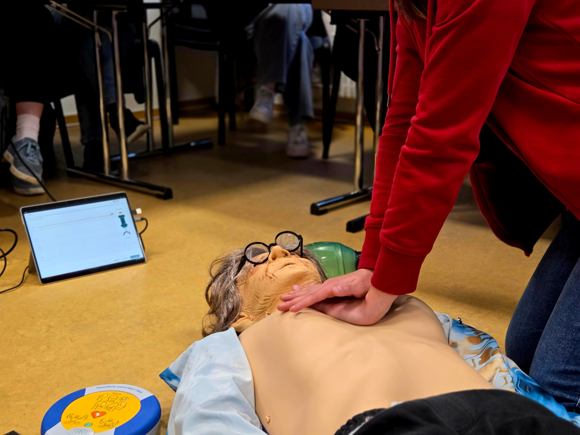 Herzdruckmassage mit Beatmungsbeutel und AED am Reanimationsphantom