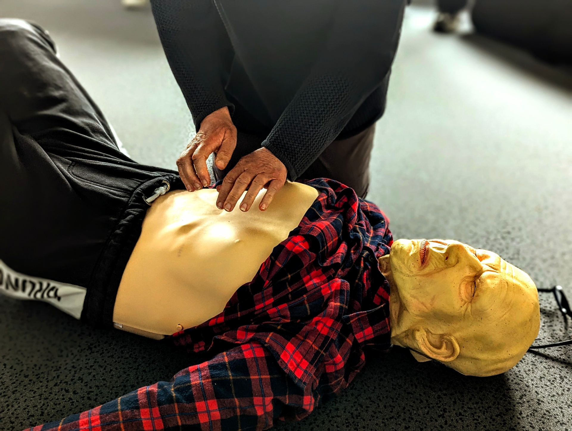 Herzdruckmassage am Reanimationsphantom – Detailaufnahme