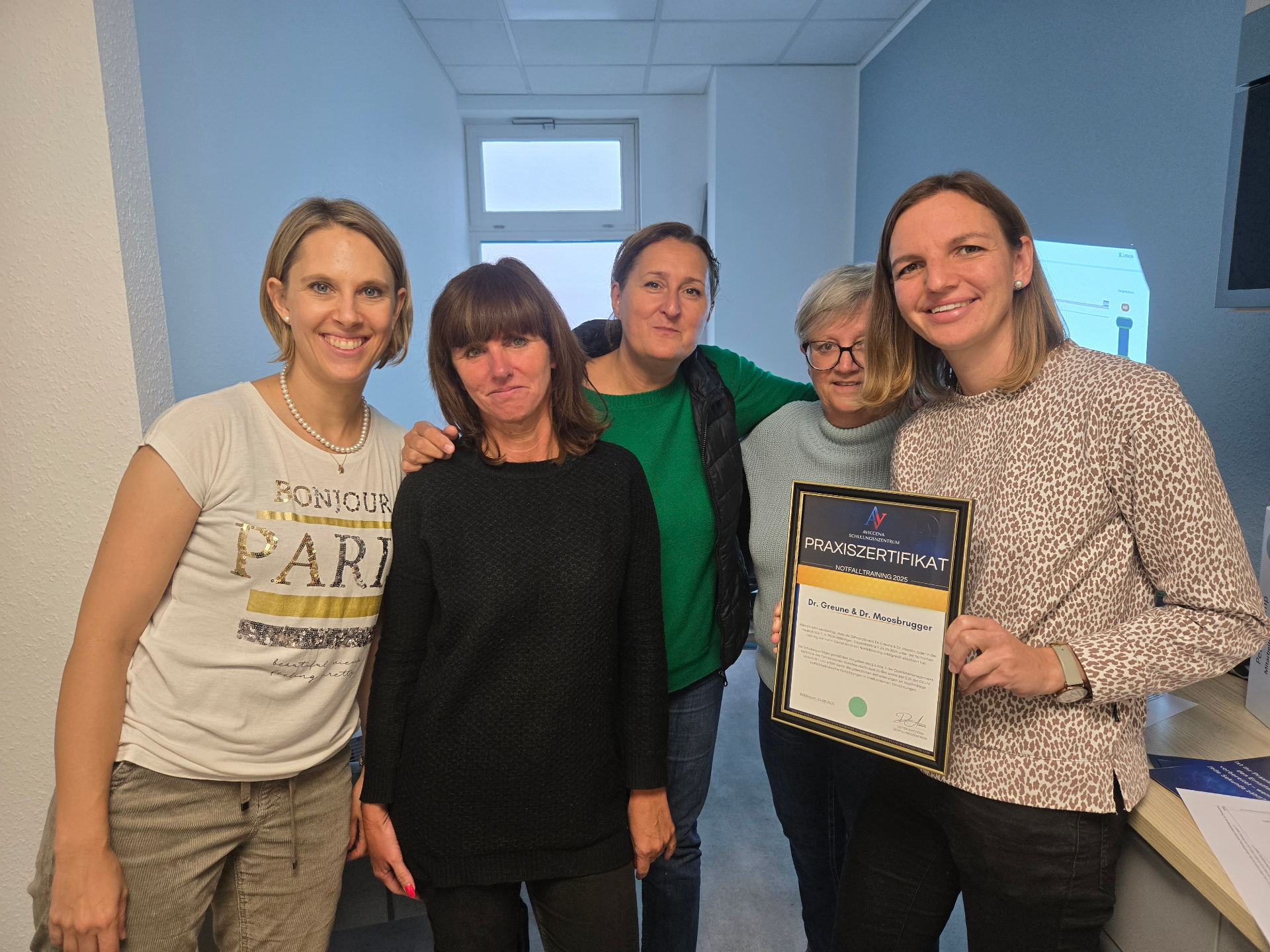 Praxisteam Dr. Greune & Dr. Moosbrugger mit Praxiszertifikat Notfalltraining 2025