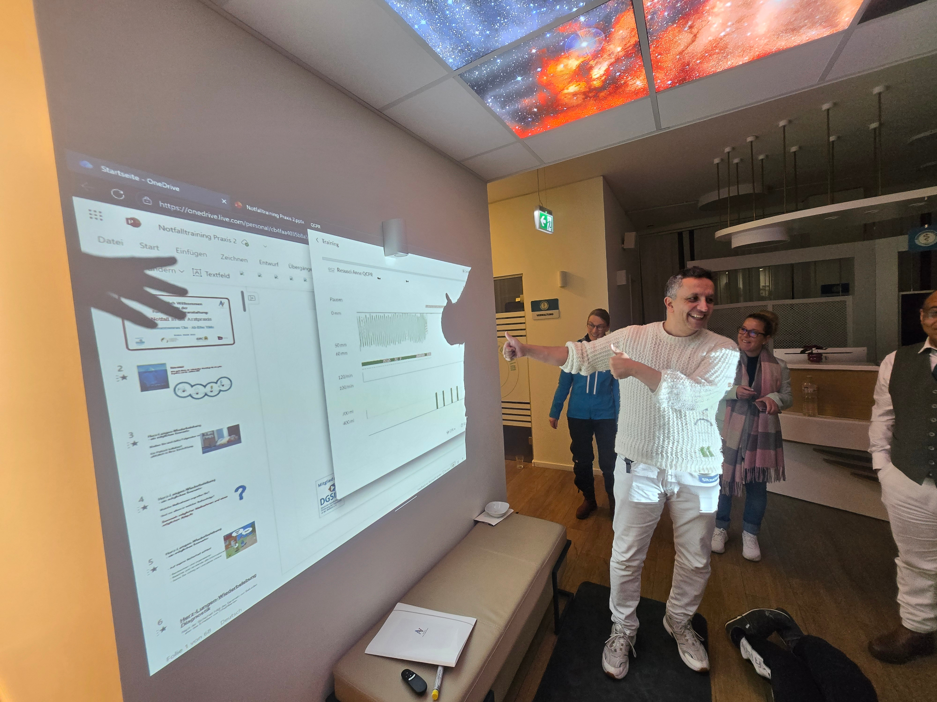 QCPR Live-Feedback an die Wand projiziert während eines Notfalltrainings