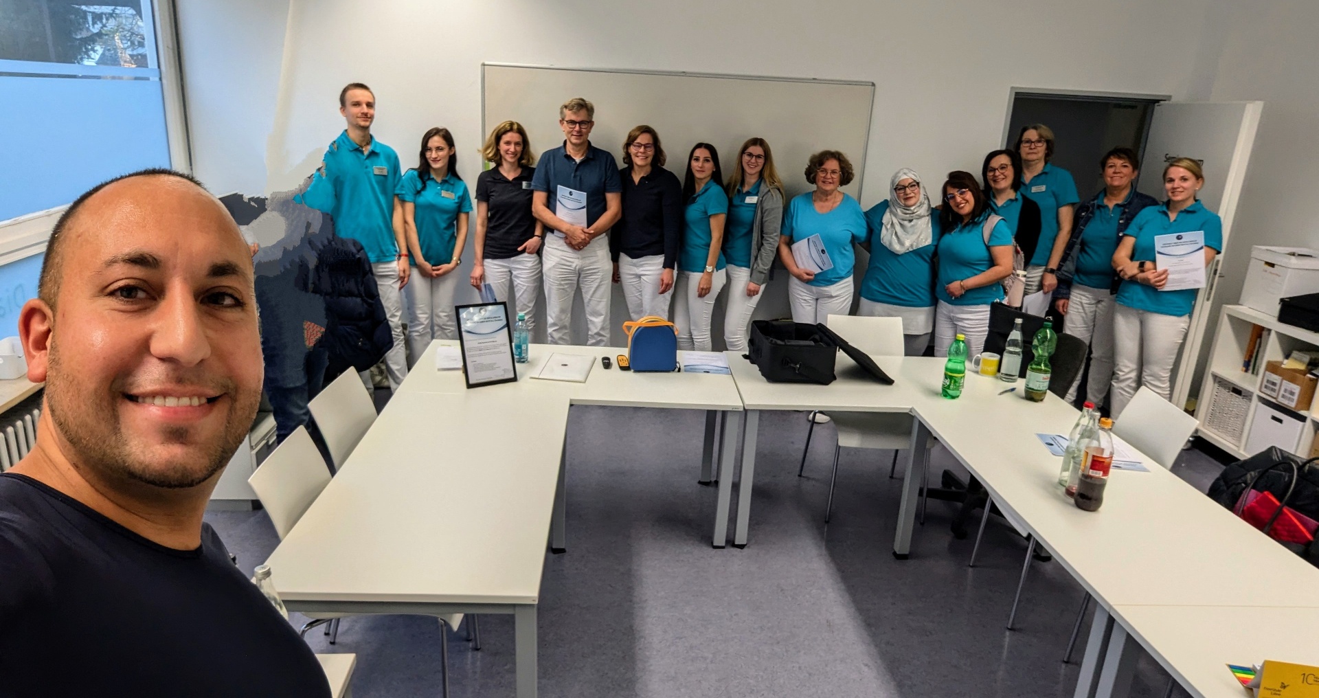 Gruppenfoto mit Praxisteam nach erfolgreicher Notfallfortbildung