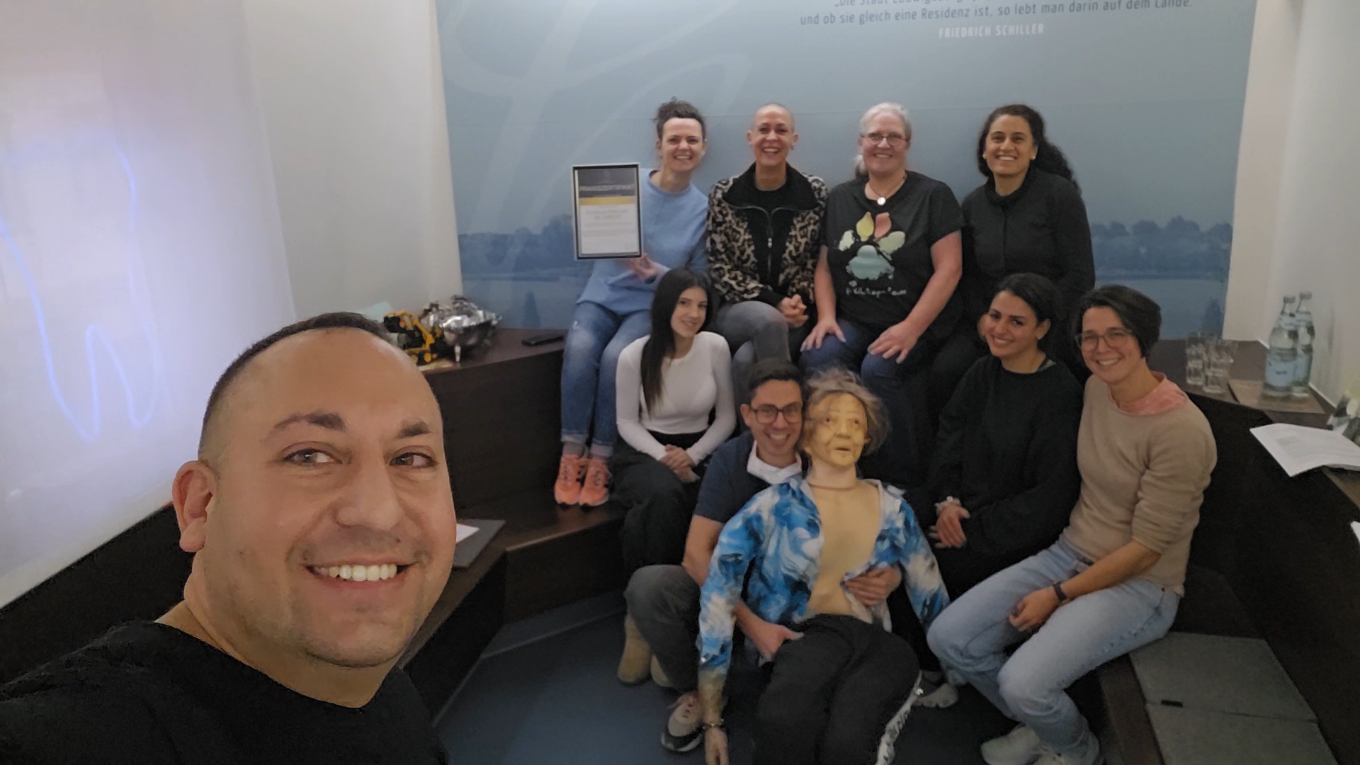 Praxisteam mit Notfall-Zertifikat nach erfolgreichem Notfalltraining