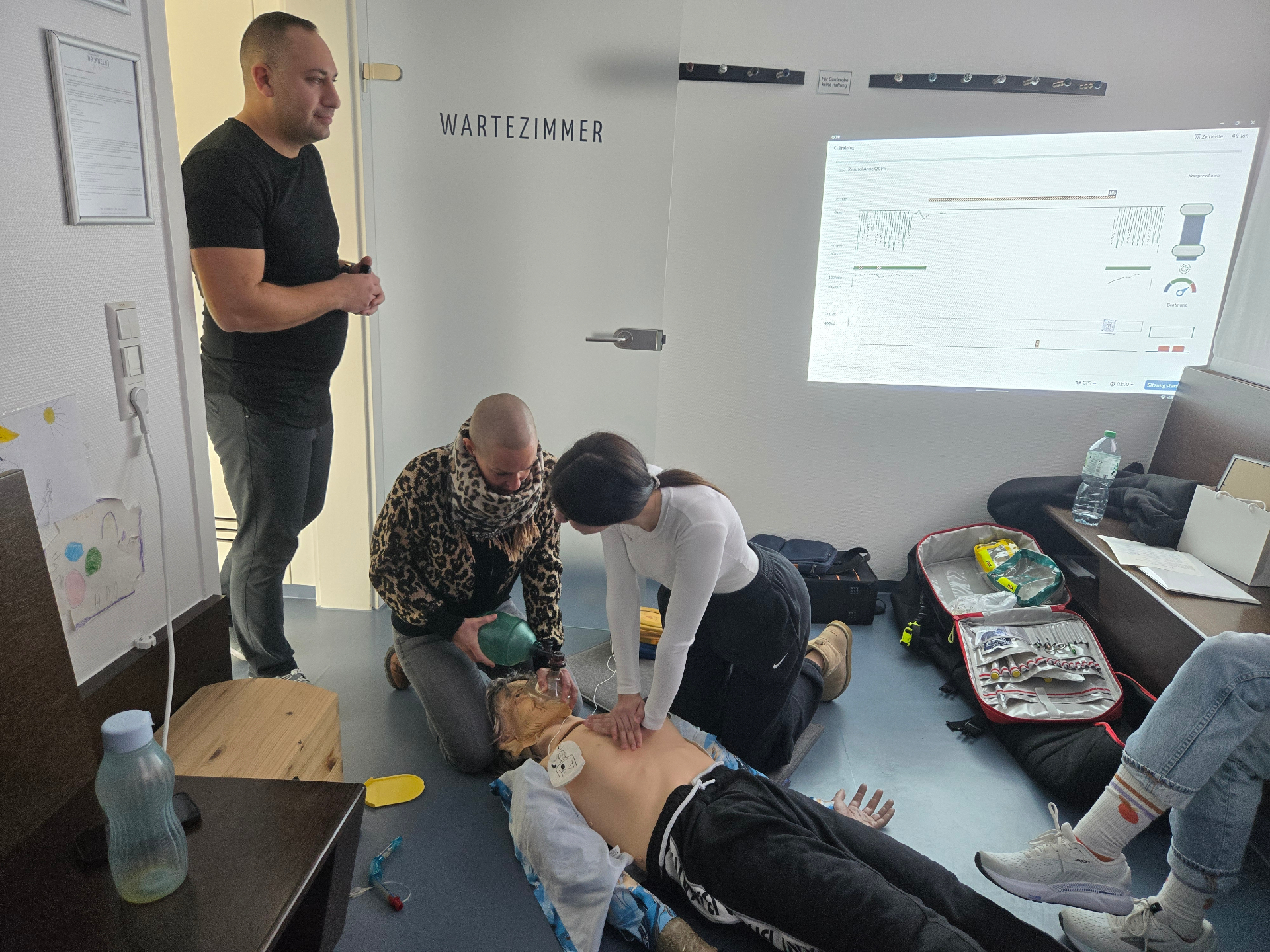 Realitätsnahes Notfallszenario im Wartezimmer mit QCPR Live-Auswertung