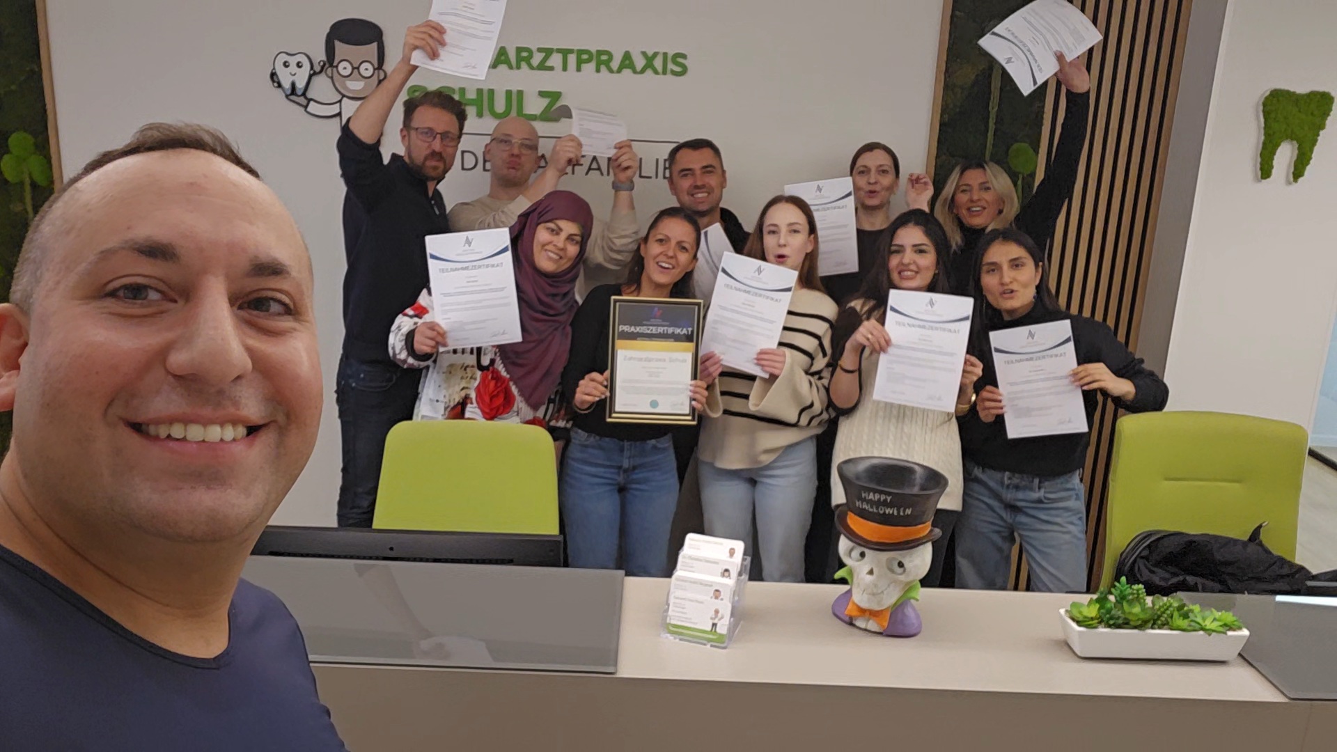 Zahnarztpraxis-Team mit Teilnahme- und Praxiszertifikat nach Notfalltraining